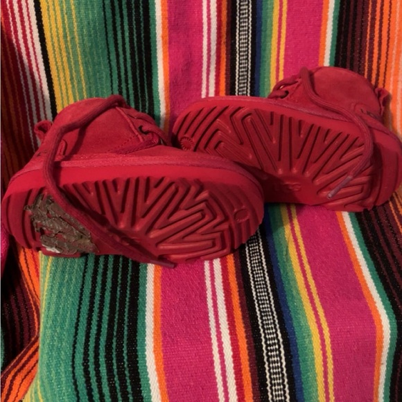 UGG Toddler Neumel II Water Resistant Chukka Boots. Unisex - Picture 2 of 3